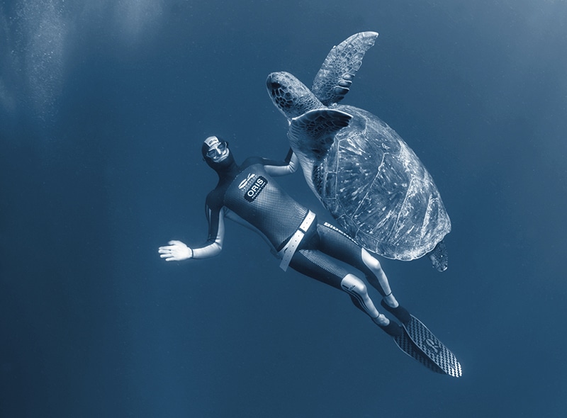 Umberto Pelizzari à Tenerife nageant avec une tortue, par Sergio Hanquet